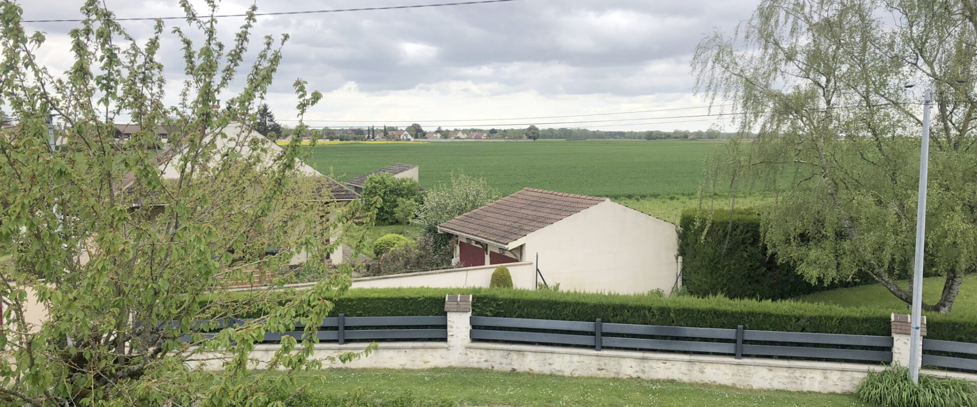 SOUS COMPROMIS MAISON INDIVIDUELLE 5 PIÈCES AVEC JARDIN et dépendance.