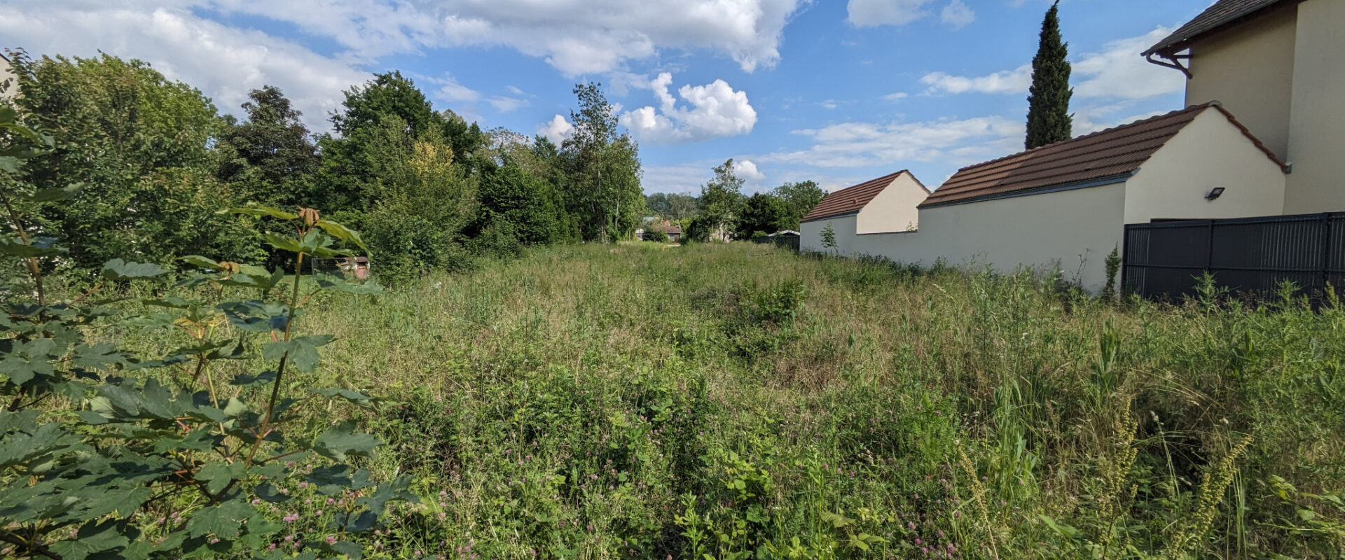 SOUS COMPROMIS. Terrain constructible de 590 m2 facade 9.07 m
