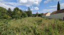 SOUS COMPROMIS. Terrain constructible de 590 m2 facade 9.07 m
