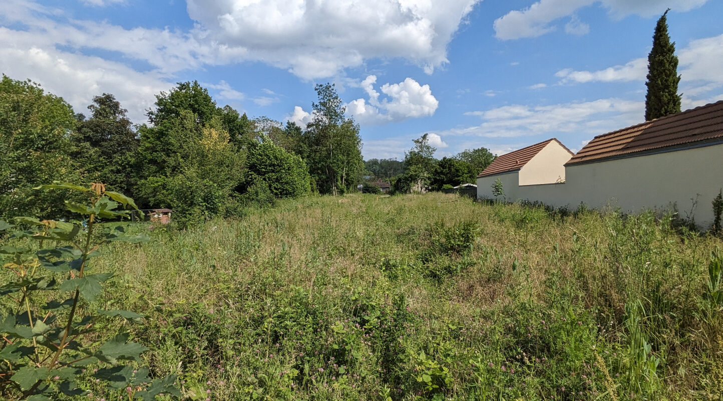 SOUS COMPROMIS. Terrain constructible de 590 m2 facade 9.07 m