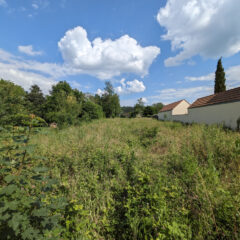 SOUS COMPROMIS. Terrain constructible de 590 m2 facade 9.07 m