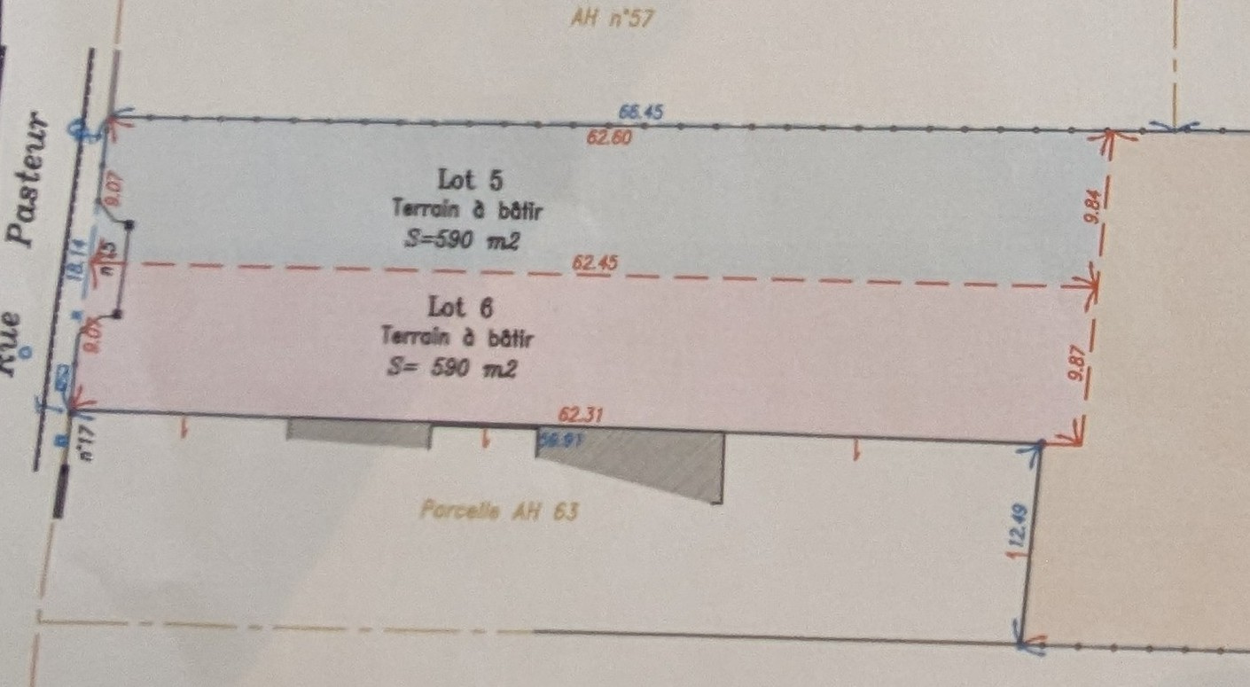 SOUS COMPROMIS. Terrain constructible de 590 m2 facade 9.07 m