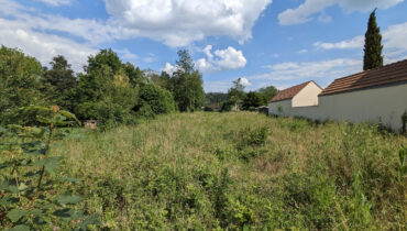 SOUS COMPROMIS. Terrain constructible de 590 m2 facade 9.07 m