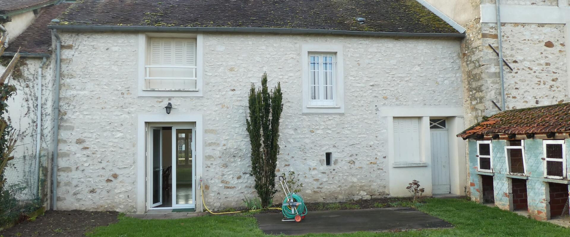 Féricy, village authentique avec école, situé à 10 Km au Nord/Est de Fontainebleau. Maison ancienne en excelle
