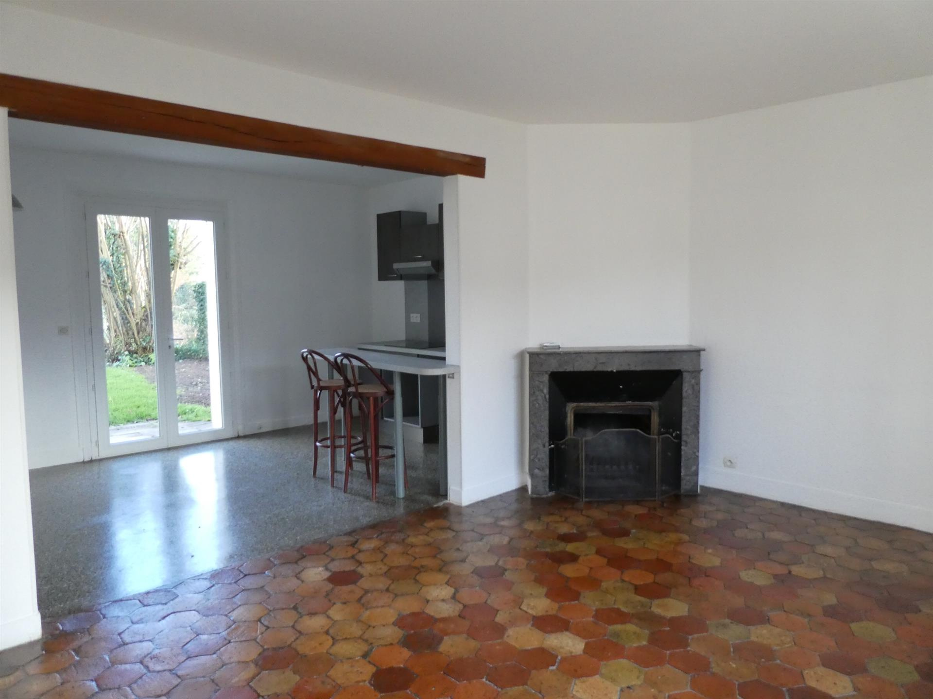 Féricy, village authentique avec école, situé à 10 Km au Nord/Est de Fontainebleau. Maison ancienne en excelle