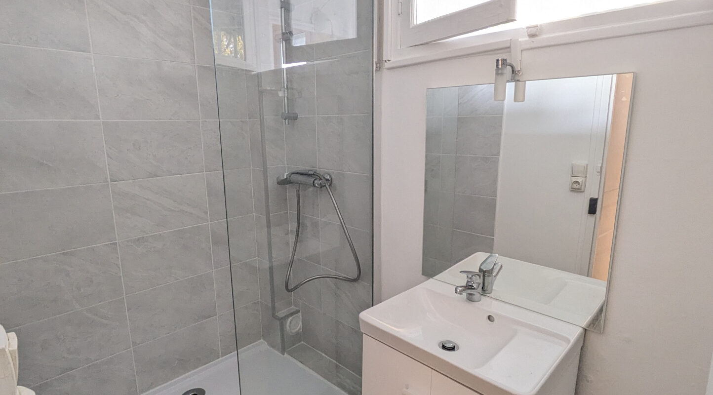 SOUS COMPROMIS. Charmant appartement entièrement refait.