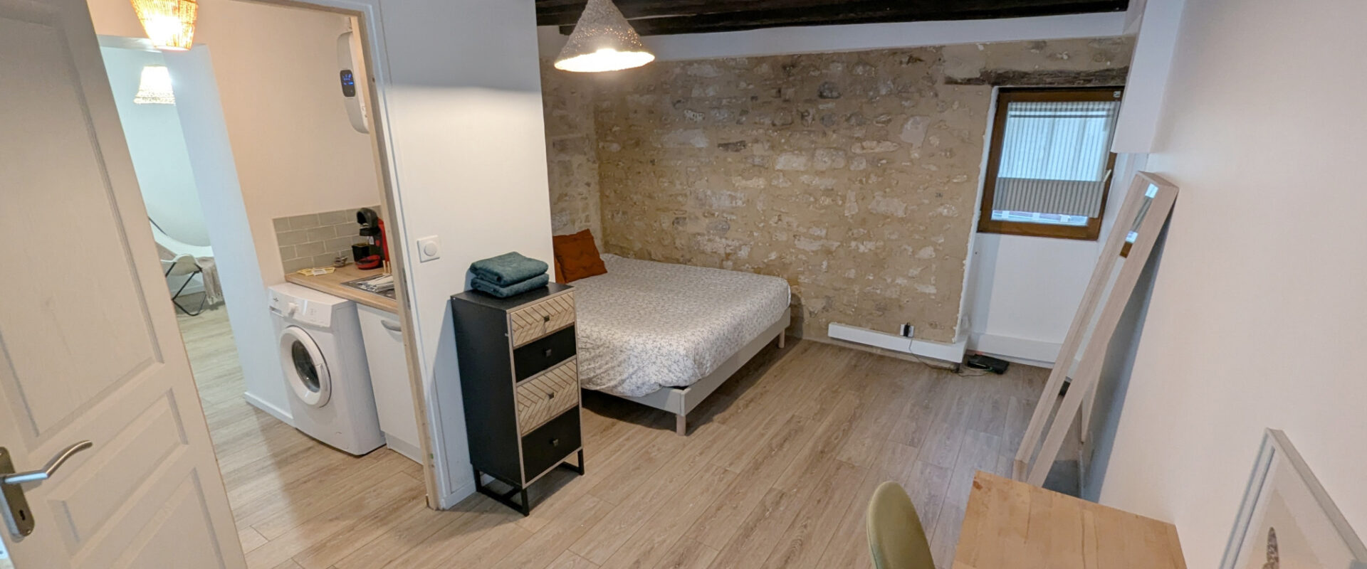 Dans un petit immeuble centre de FONTAINEBLEAU