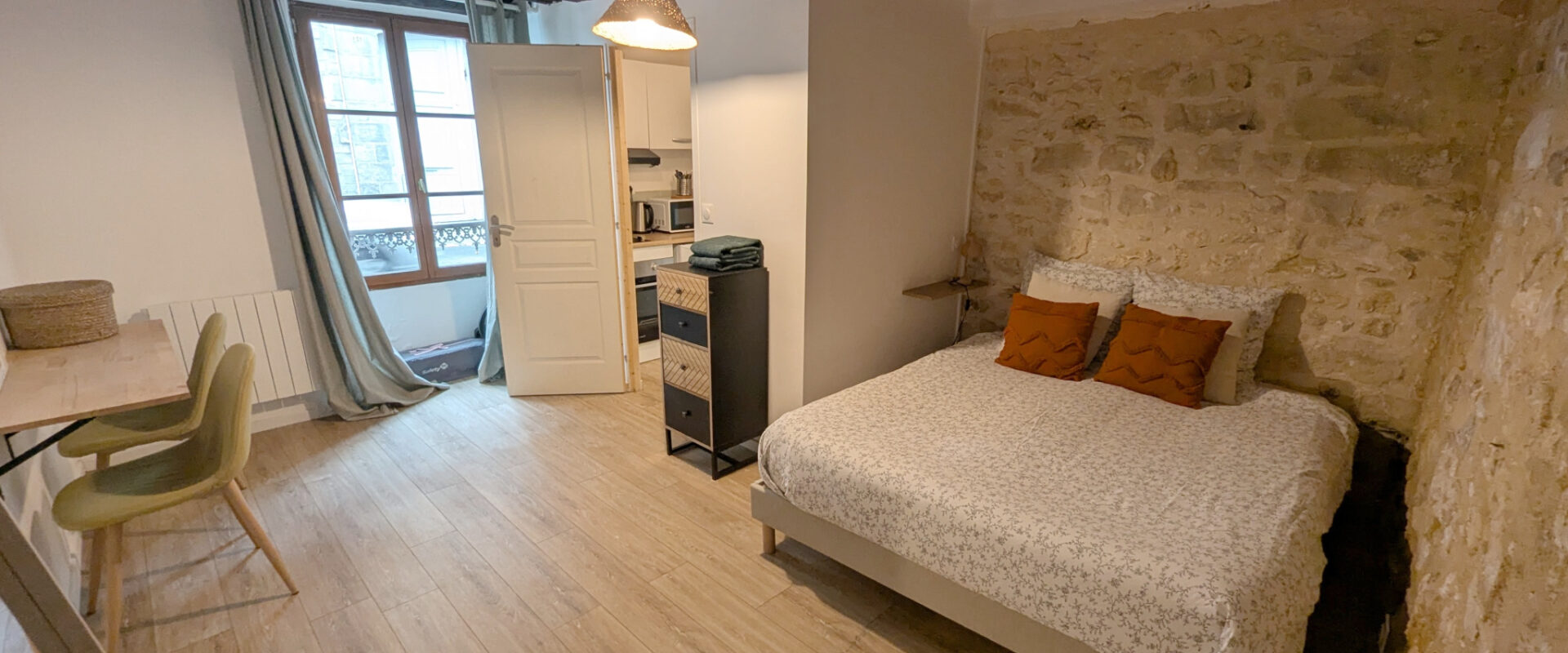 Dans un petit immeuble centre de FONTAINEBLEAU