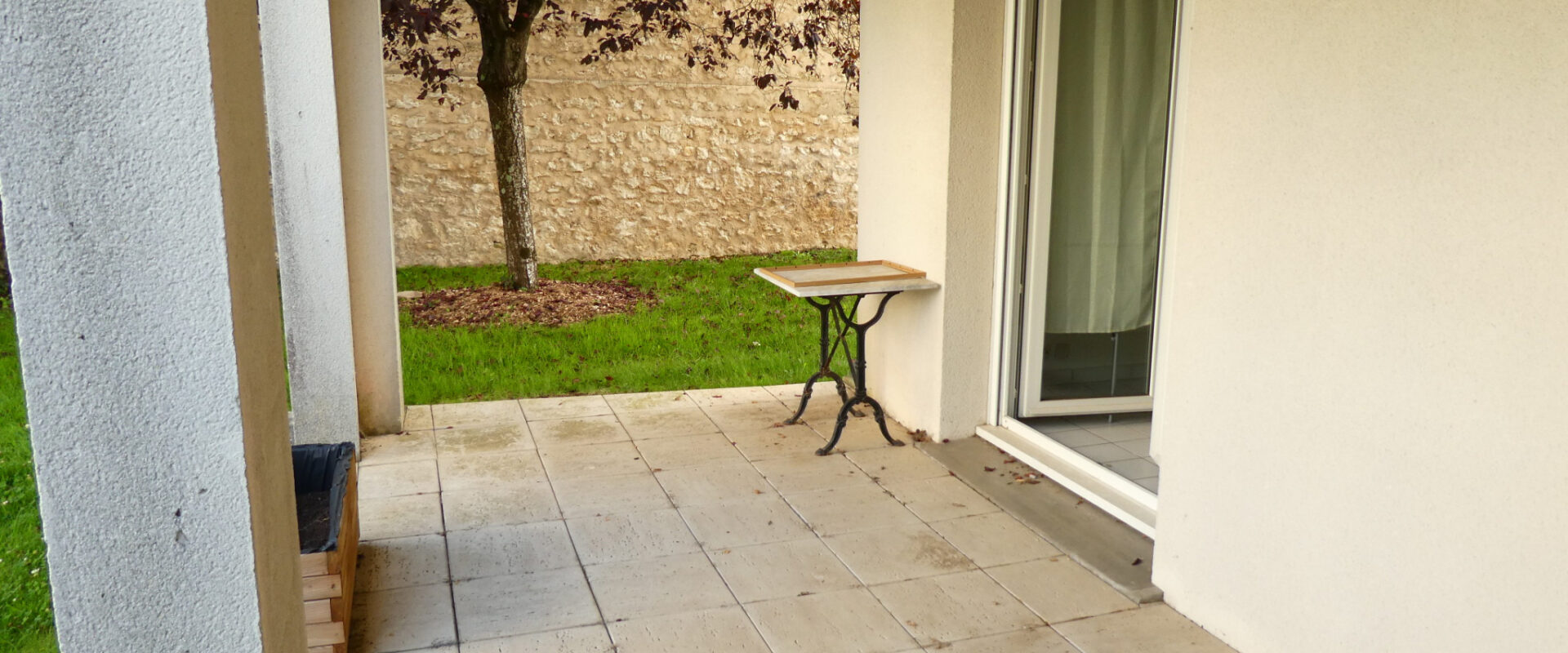 STUDIO meublé en résidence, avec terrasse et parking