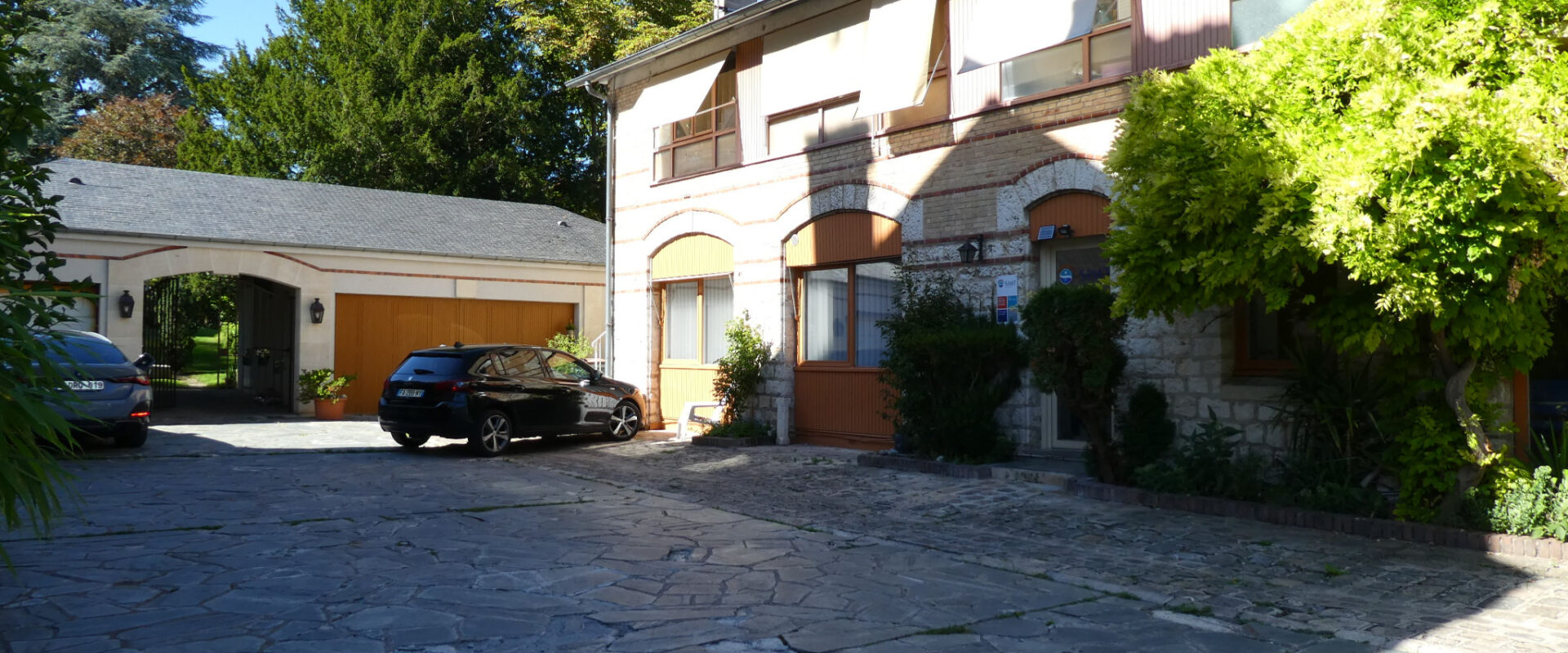 Local à usage de bureaux à Fontainebleau, avec parking