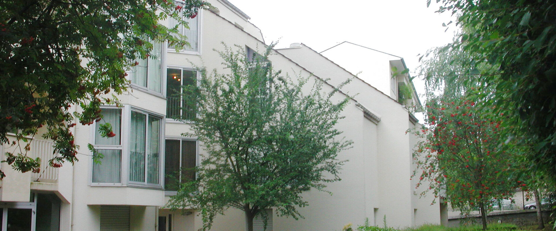 VENDU LOUÉ, STUDIO 31 m2 en résidence, avec jardinet et parking