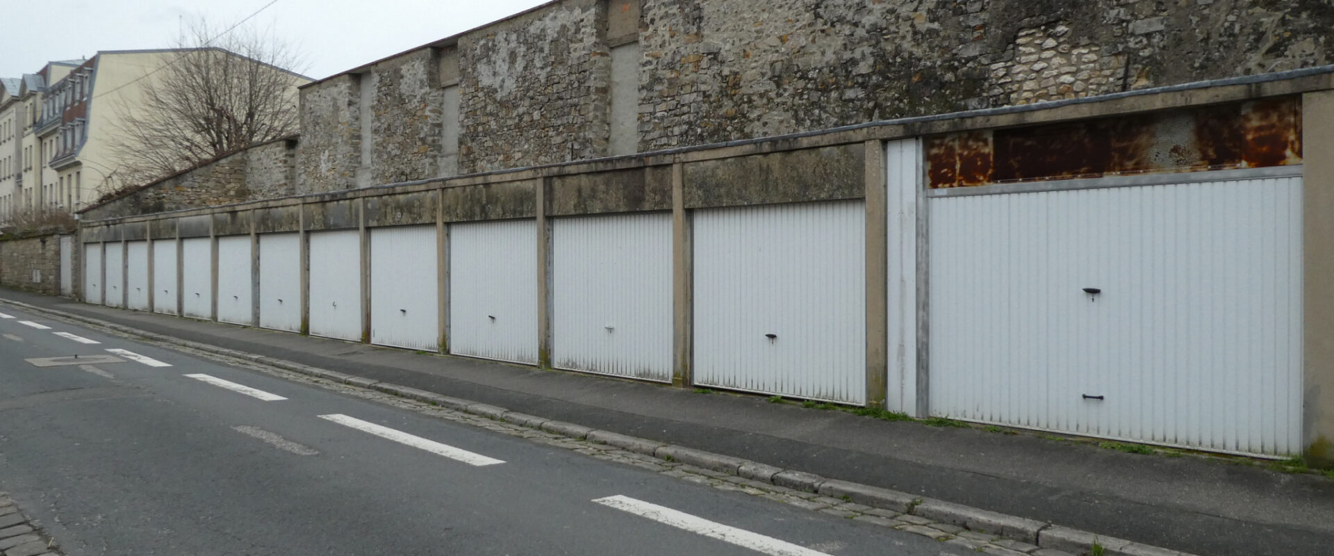 BOX FERMÉ EN CENTRE VILLE