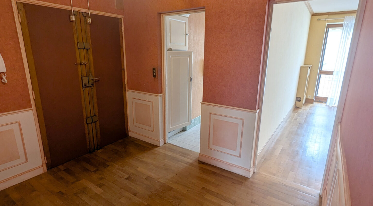 En hypercentre, appartement 4 pièces, 90 m2 env. avec garage en sous-sol.