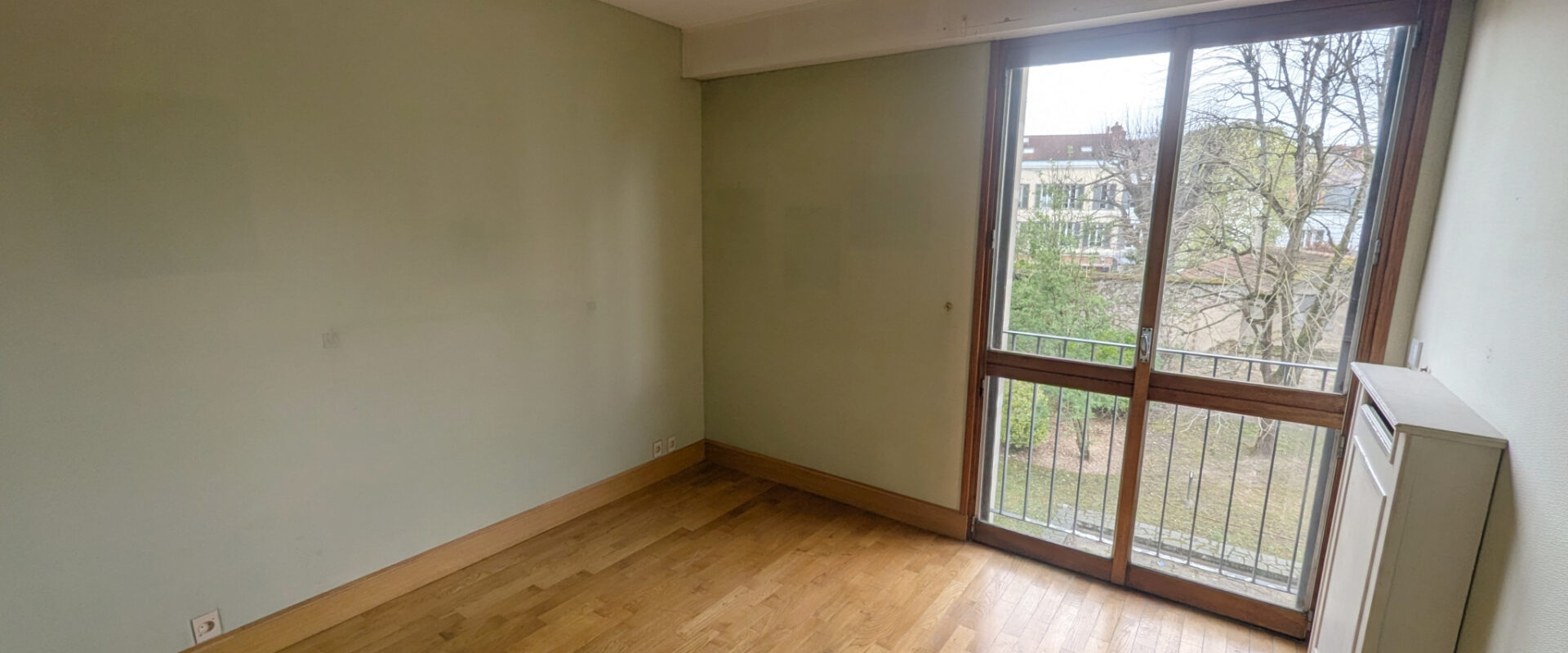 En hypercentre, appartement 4 pièces, 90 m2 env. avec garage en sous-sol.