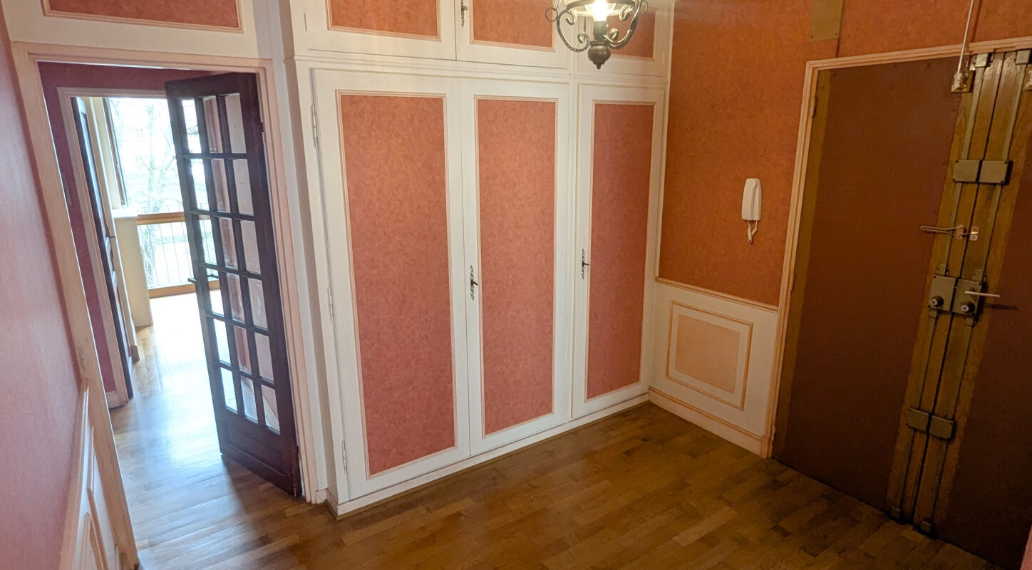 En hypercentre, appartement 4 pièces, 90 m2 env. avec garage en sous-sol.