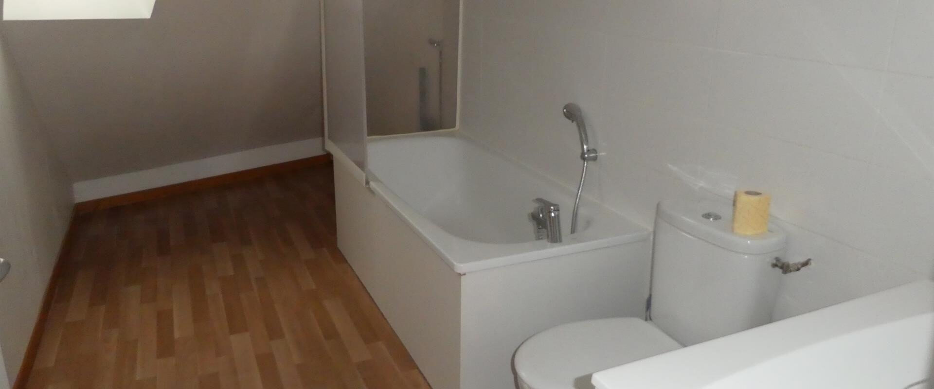 Voulx, bourg avec commerces situé à 13 Km à l&rsquo;Est de Montereau-fault-Yonne (Sud 77). Au 2ème et dernier étage,