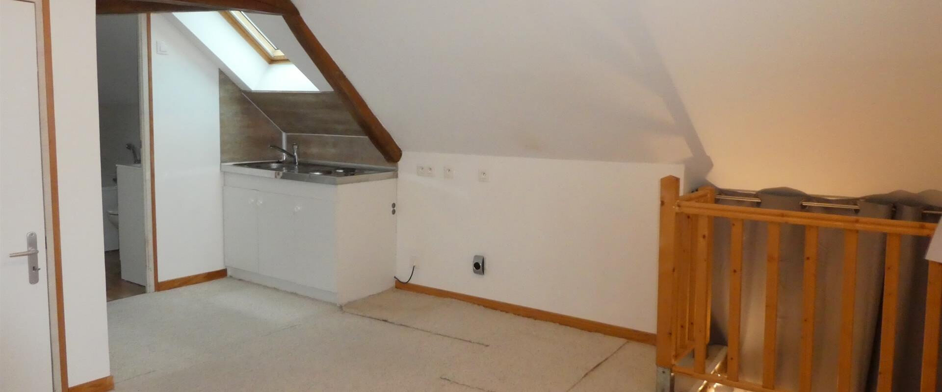 Voulx, bourg avec commerces situé à 13 Km à l&rsquo;Est de Montereau-fault-Yonne (Sud 77). Au 2ème et dernier étage,