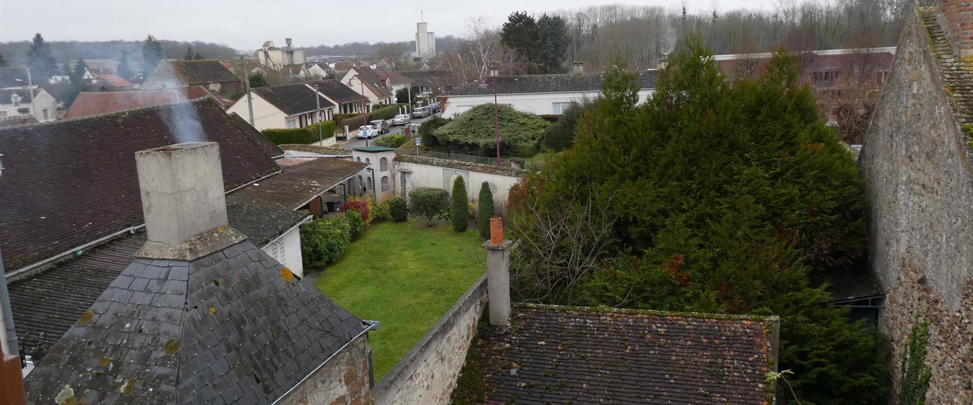 Voulx, bourg avec commerces situé à 13 Km à l&rsquo;Est de Montereau-fault-Yonne (Sud 77). Au 2ème et dernier étage,