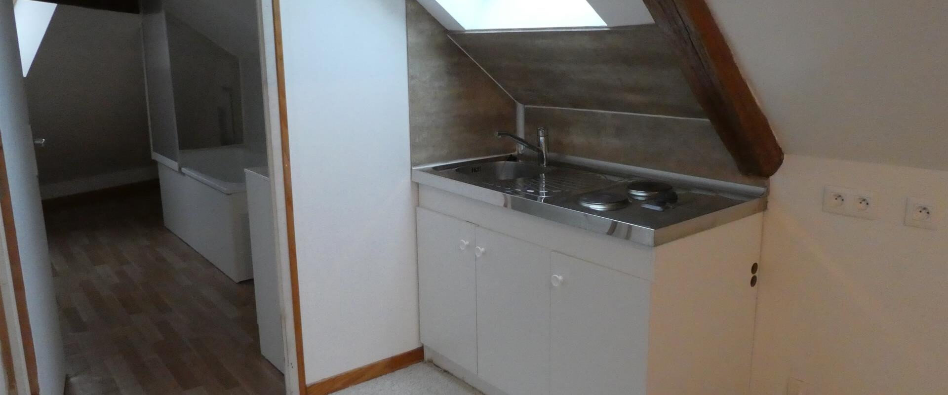 Voulx, bourg avec commerces situé à 13 Km à l&rsquo;Est de Montereau-fault-Yonne (Sud 77). Au 2ème et dernier étage,