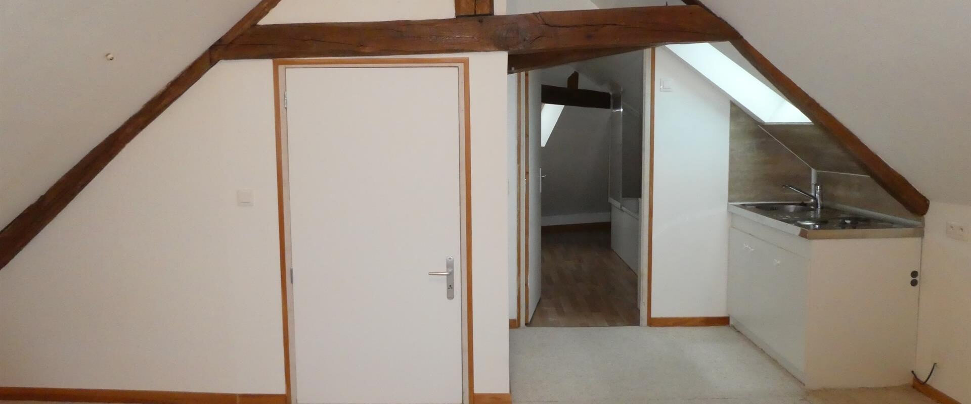 Voulx, bourg avec commerces situé à 13 Km à l&rsquo;Est de Montereau-fault-Yonne (Sud 77). Au 2ème et dernier étage,