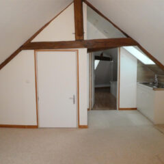 Voulx, bourg avec commerces situé à 13 Km à l&rsquo;Est de Montereau-fault-Yonne (Sud 77). Au 2ème et dernier étage,