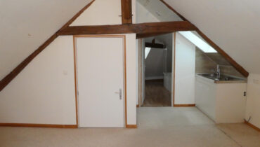 Voulx, bourg avec commerces situé à 13 Km à l&rsquo;Est de Montereau-fault-Yonne (Sud 77). Au 2ème et dernier étage,