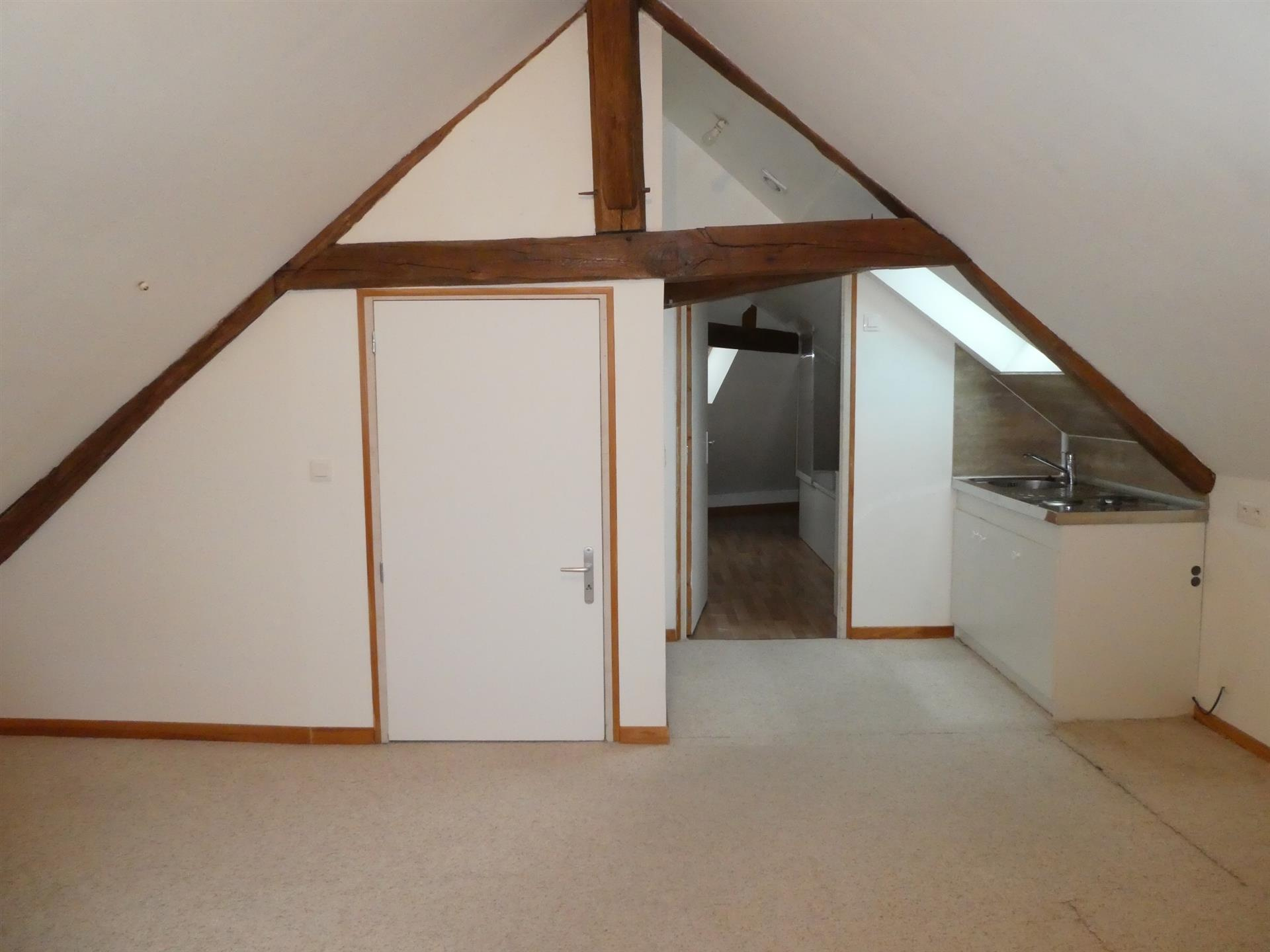 Voulx, bourg avec commerces situé à 13 Km à l'Est de Montereau-fault-Yonne (Sud 77). Au 2ème et dernier étage,