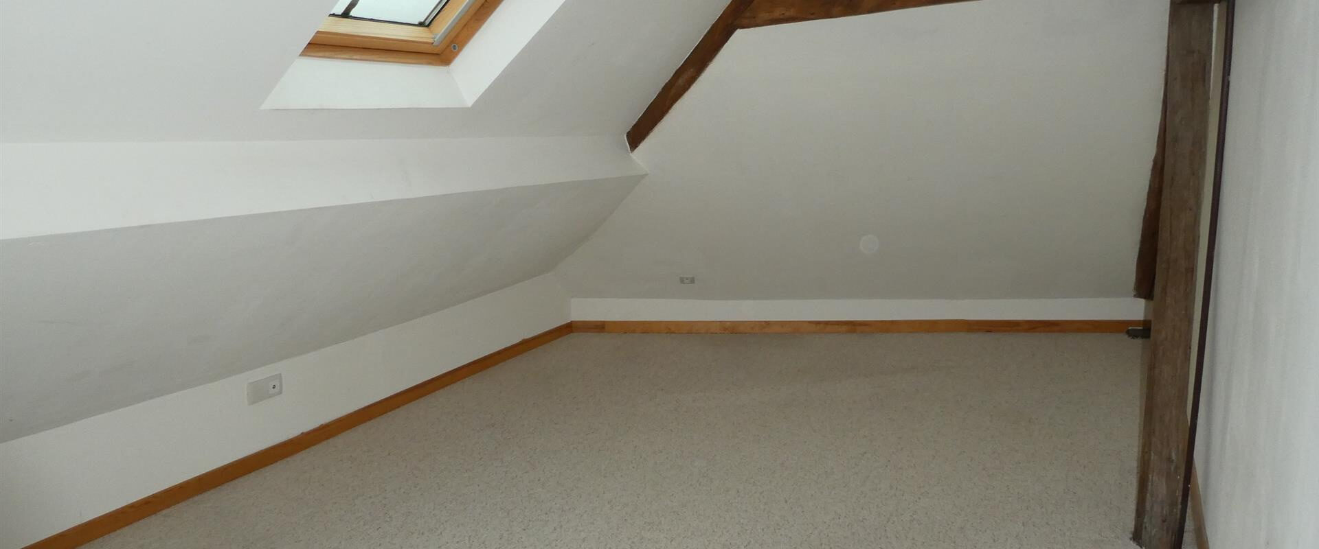 Voulx, bourg avec commerces situé à 13 Km à l&rsquo;Est de Montereau-fault-Yonne (Sud 77). Au 2ème et dernier étage,