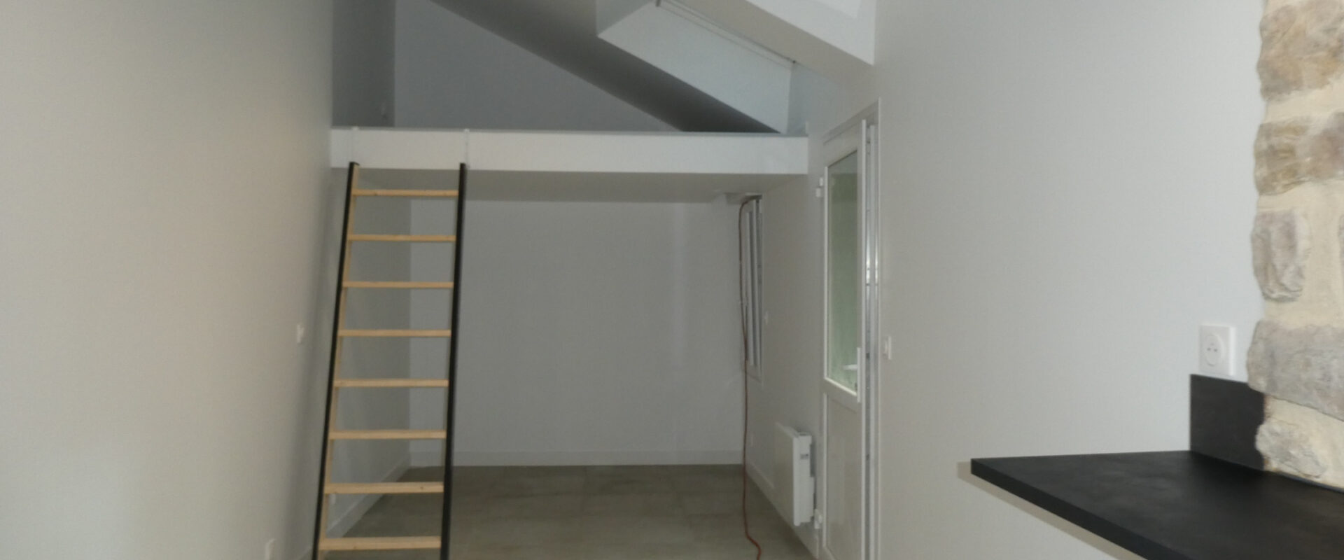 STUDIO NEUF AVEC MEZZANINE