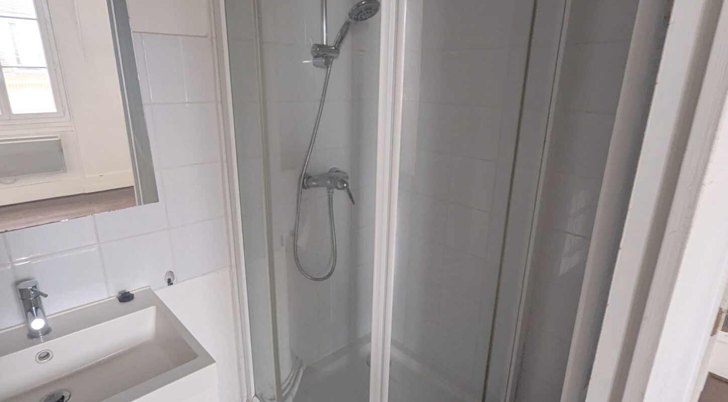 SOUS COMPROMIS. Hypercentre proche château !