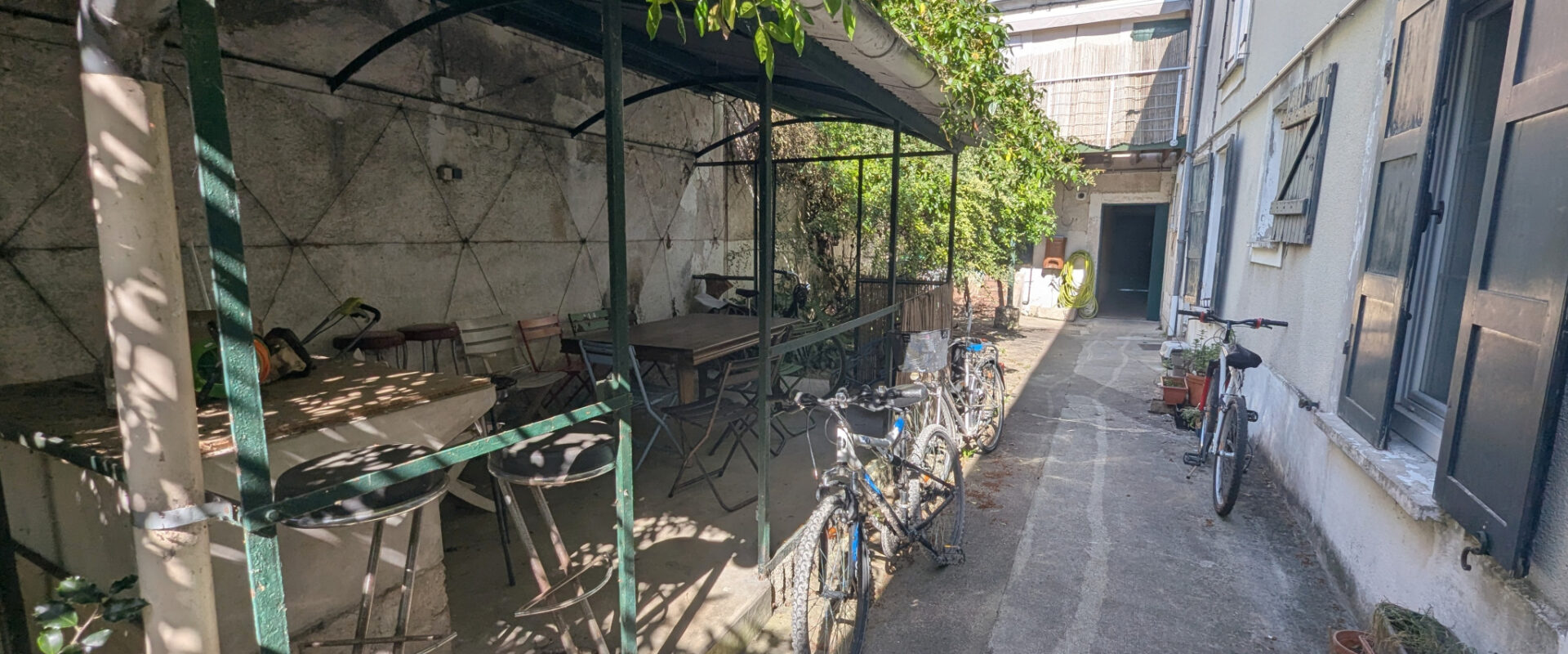 Pour investisseur, immeuble de 5 logements + jardin