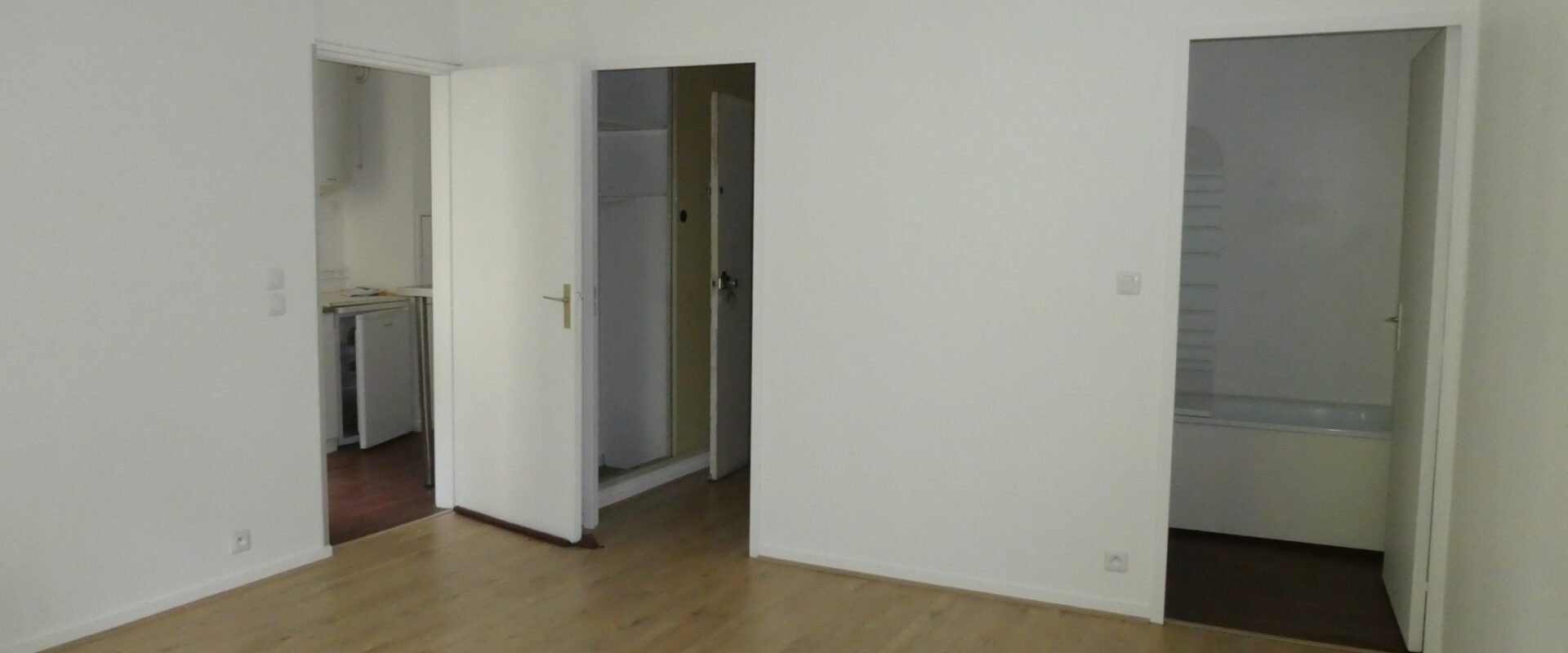 VENDU LOUÉ, STUDIO 31 m2 en résidence, avec jardinet et parking