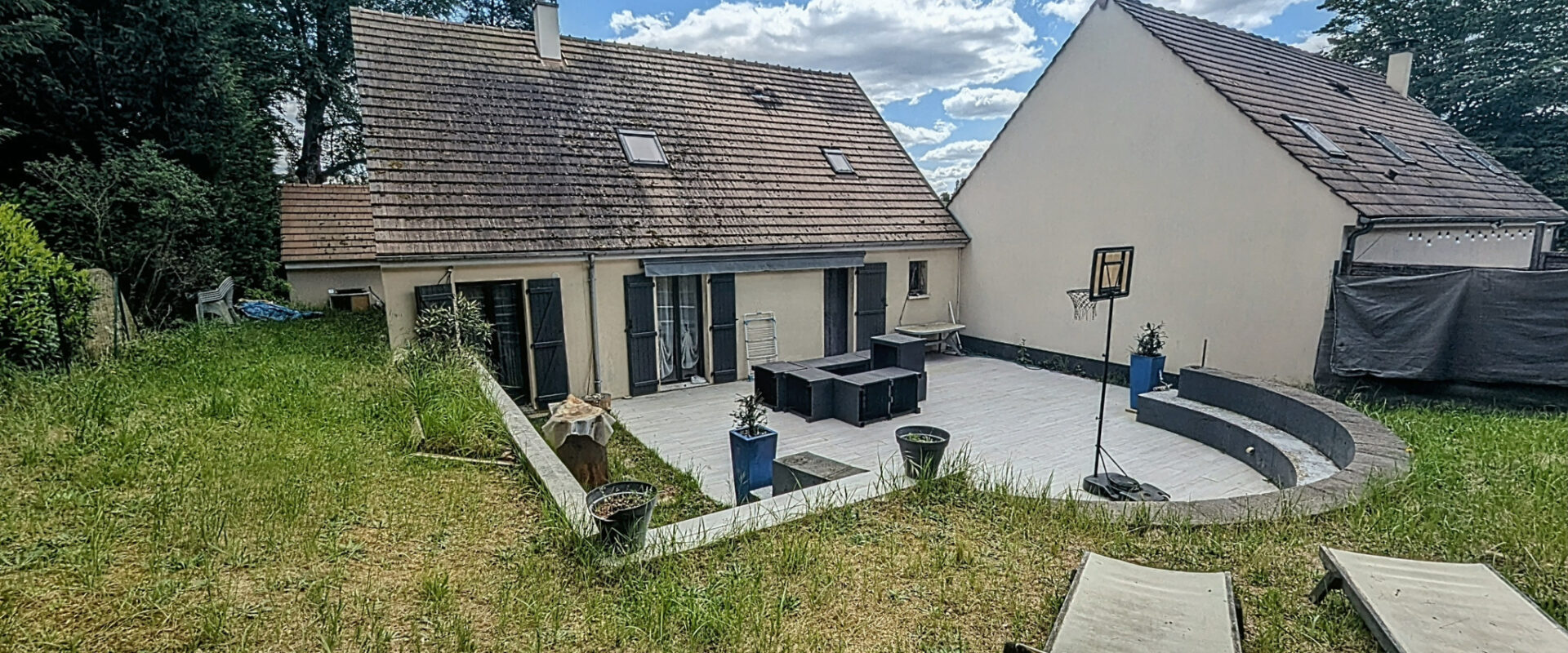 Dans un écrin en lisière de foret et quartier résidentiel.