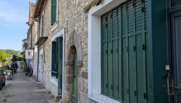 Pour investisseur, immeuble de 5 logements + jardin