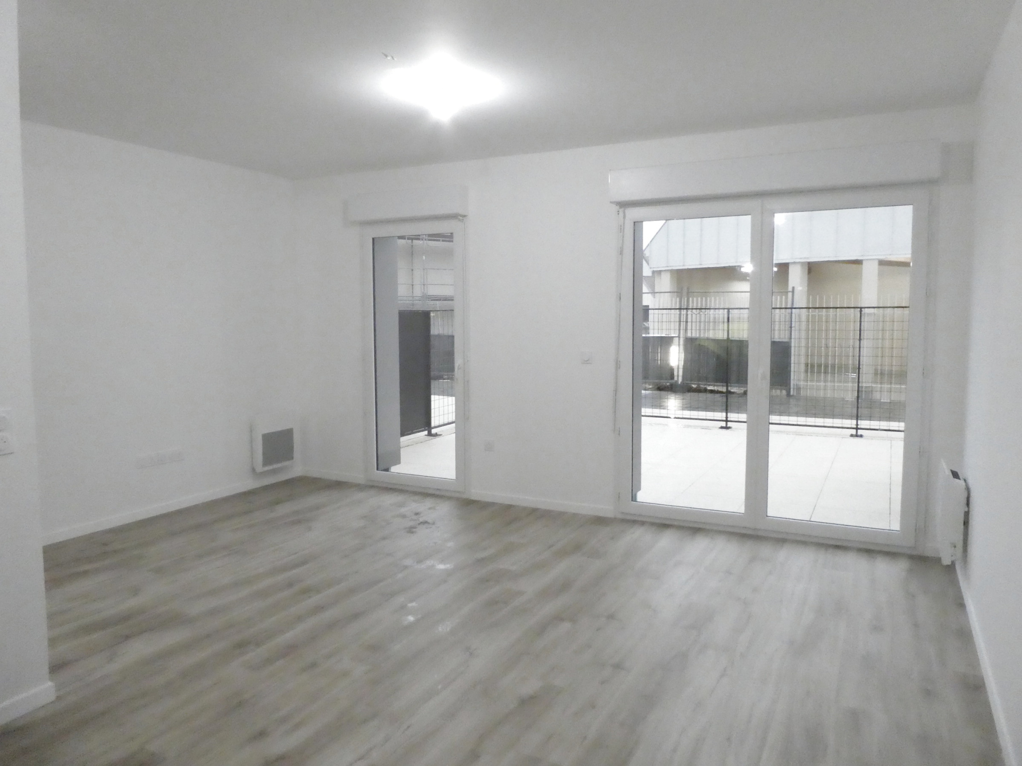 APPARTEMENT 2 PIÈCES NEUF AVEC TERRASSE ET PARKING