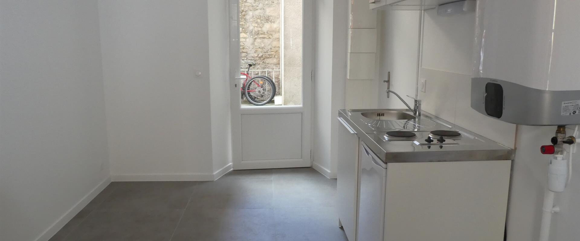 En centre ville de fontainebleau, rue de la cloche. Studio de 15 m2 habitables, nouvellement créé, accessible
