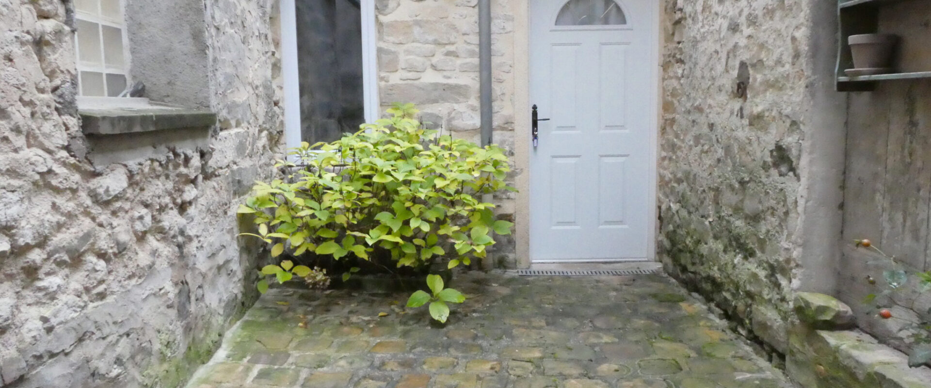 MAISON DE VILLE AVEC COURETTE