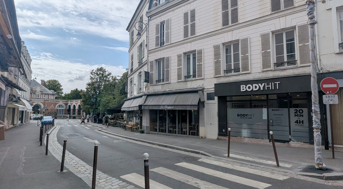 FONTAINEBLEAU   Hypercentre, à deux pas des jardins du Château