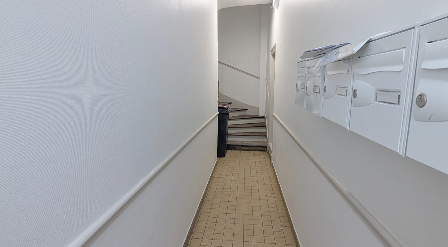 FONTAINEBLEAU   Hypercentre, à deux pas des jardins du Château