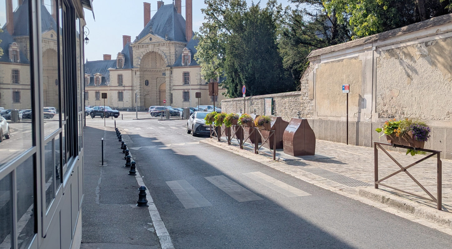 Centre à l&rsquo;entrée du Château de FONTAINEBLEAU