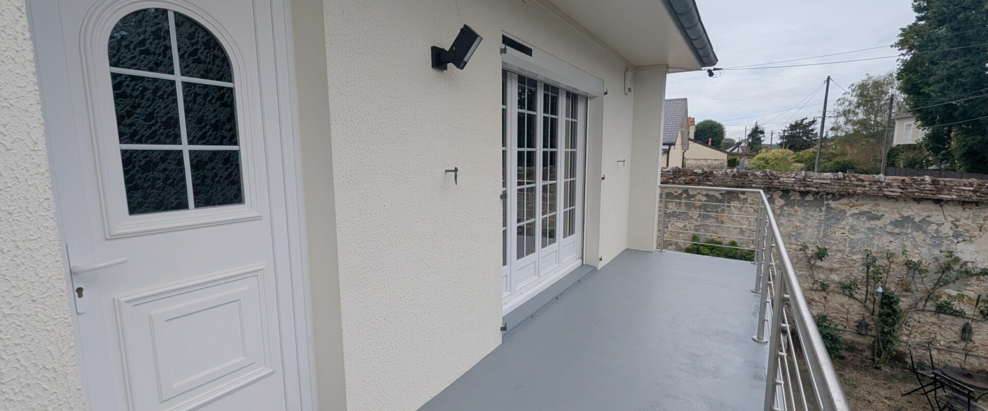 Maison entièrement rénovée   5 pièces   environ 90 m2   Terrain de 1 948 m2