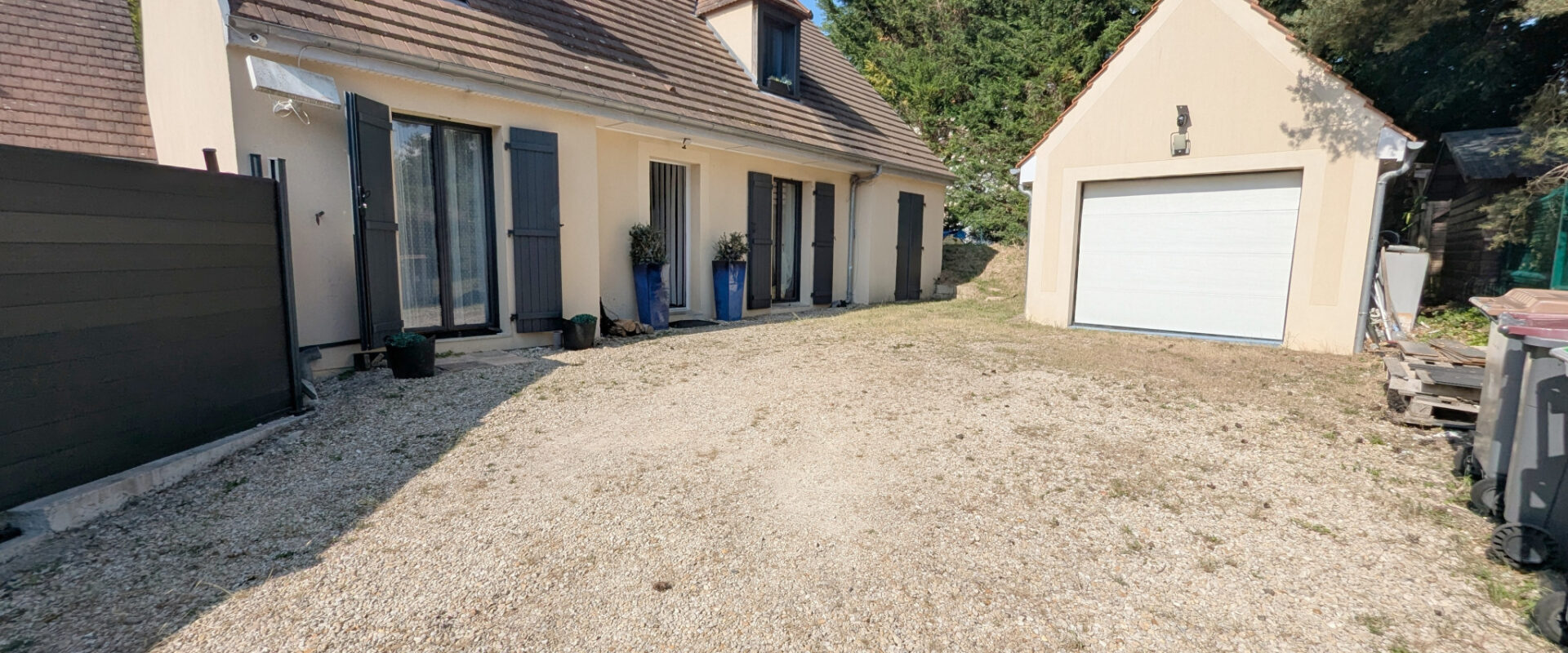 SOUS OFFRE. Dans un écrin en lisière de foret et quartier résidentiel.