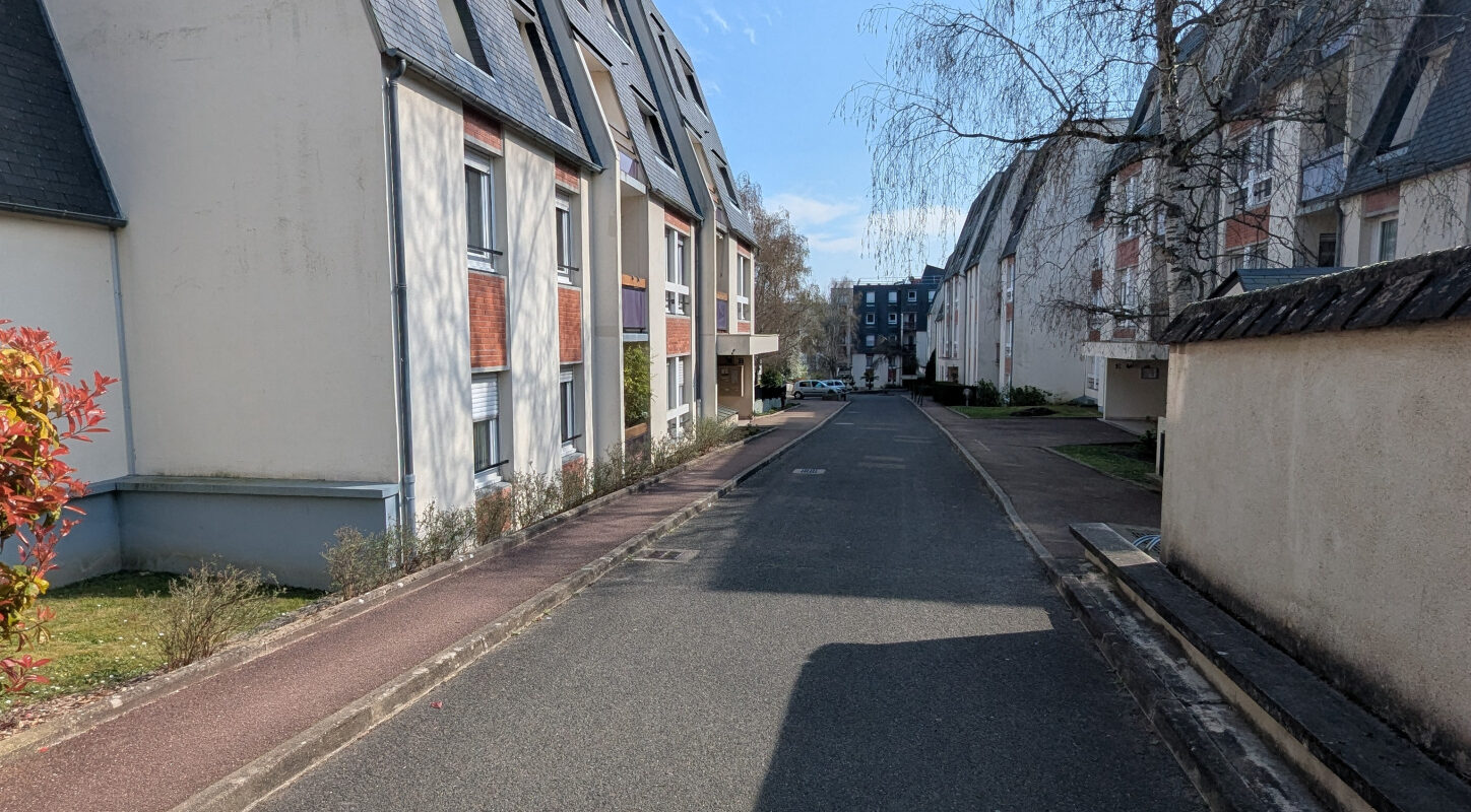 SOUS COMPROMIS !  Appartement 3 pièces avec balcon et parking, en résidence