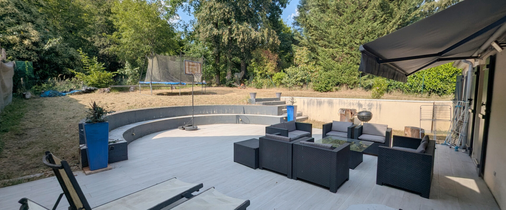 SOUS OFFRE. Dans un écrin en lisière de foret et quartier résidentiel.