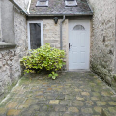 MAISON DE VILLE AVEC COURETTE
