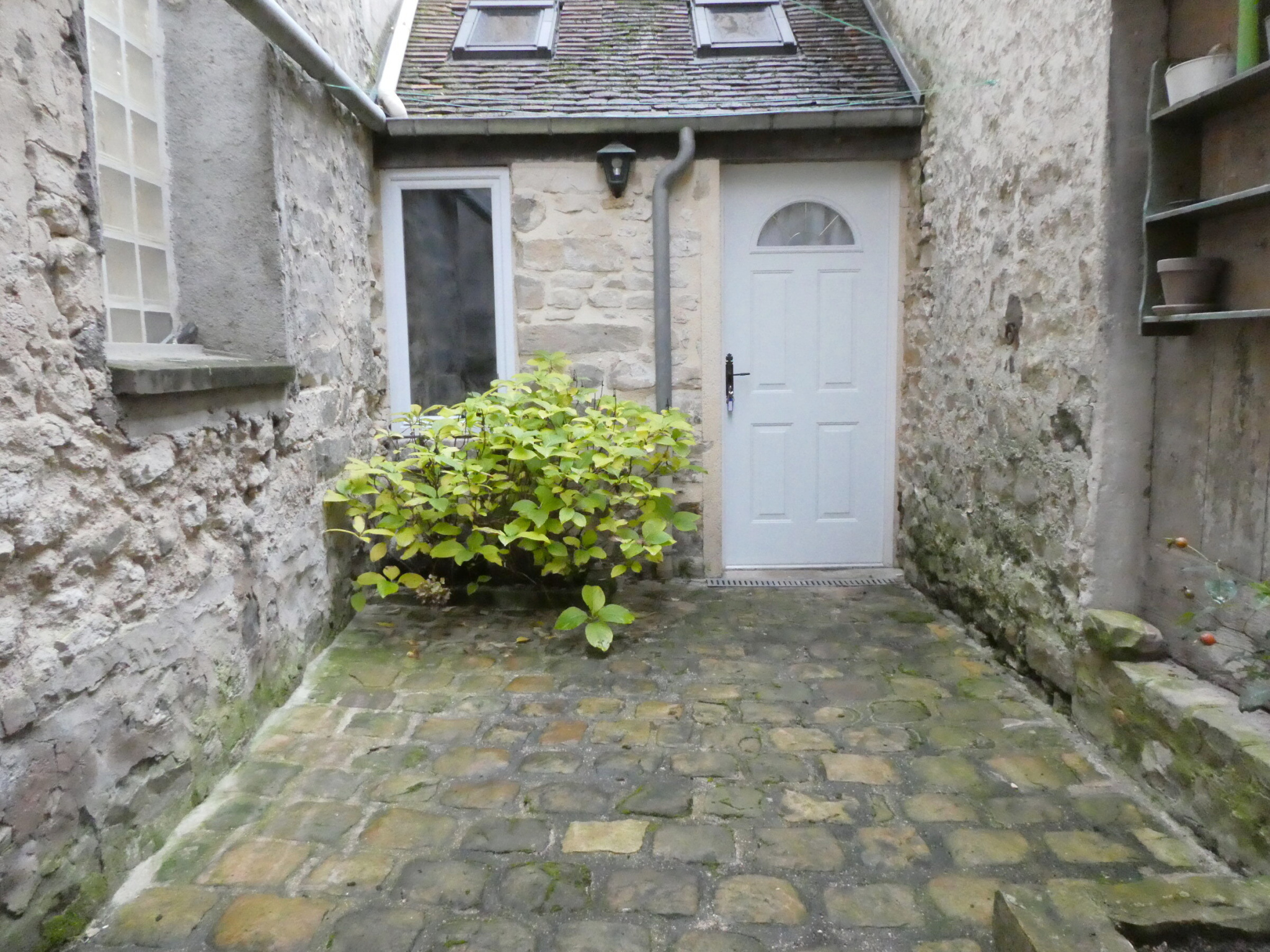 MAISON DE VILLE AVEC COURETTE