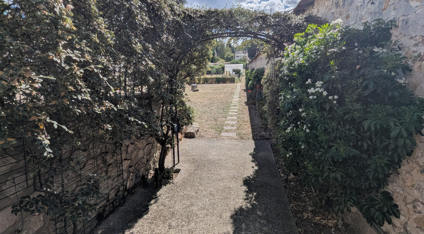 SOUS OFFRE. Maison entièrement rénovée   5 pièces   environ 90 m2   Terrain de 1 948 m2