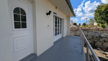 Maison entièrement rénovée   5 pièces   environ 90 m2   Terrain de 1 948 m2