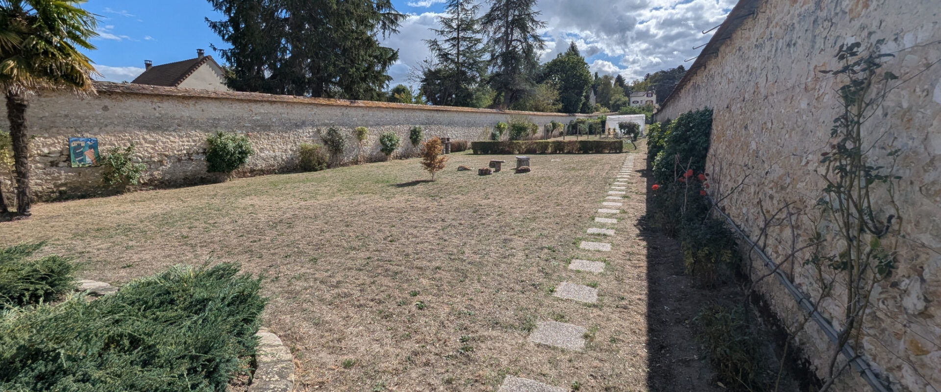 SOUS OFFRE. Maison entièrement rénovée   5 pièces   environ 90 m2   Terrain de 1 948 m2